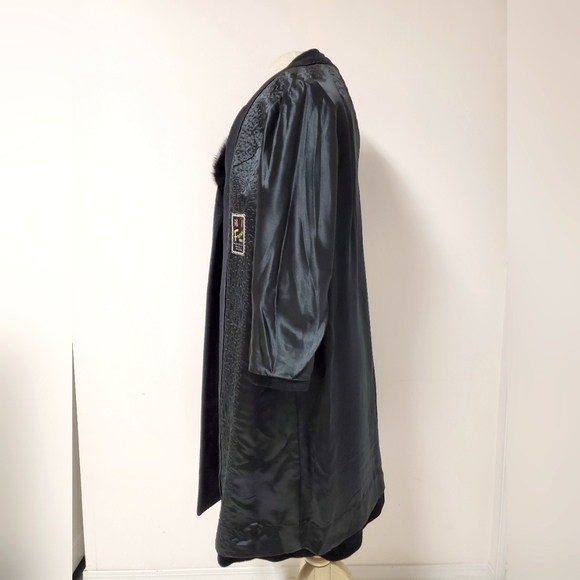 Vintage Black Coat with Fur Collar and Chinese Motif Lining - Picture 11 of 16